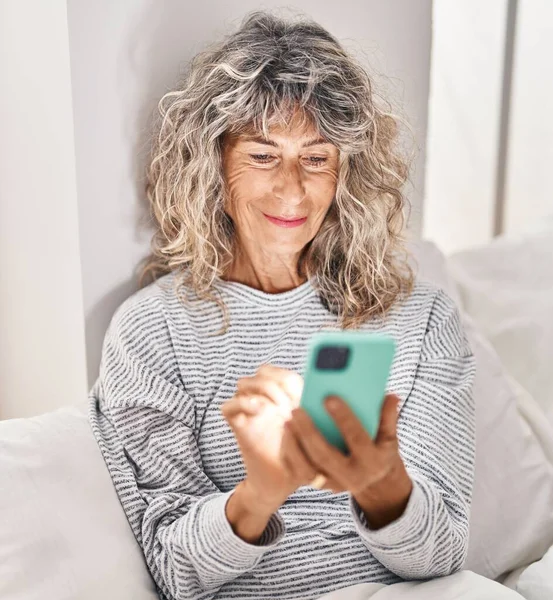 Mujer Mediana Edad Con Teléfono Inteligente Sentado Cama Dormitorio —  Fotos de Stock