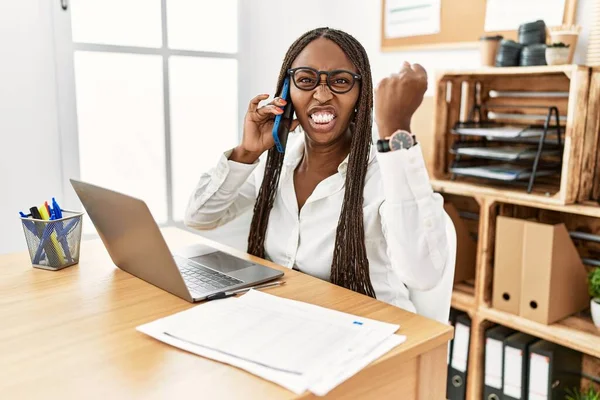 Schwarze Frau Mit Zöpfen Die Büro Arbeitet Und Telefon Wütend — Stockfoto