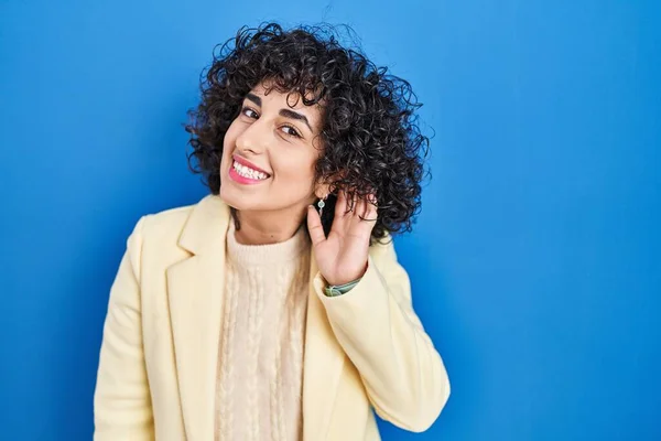 Young Brunette Woman Curly Hair Standing Blue Background Smiling Hand — Foto Stock