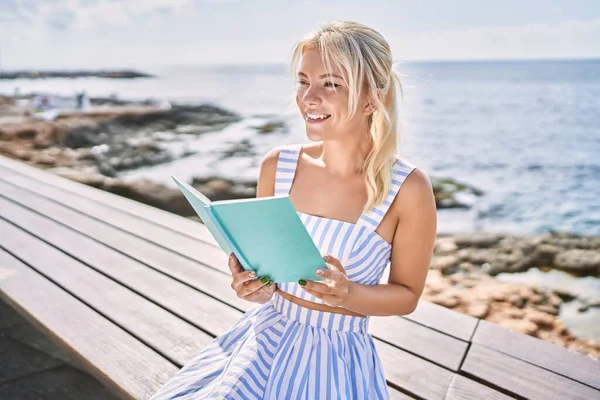 Young Blonde Girl Reading Book Sitting Bench Beach — Stock Photo, Image