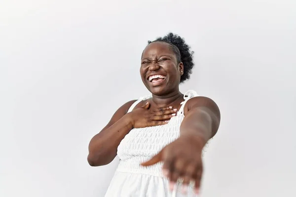 Молодая Африканская Женщина Стоящая Белом Изолированном Фоне Смеявшись Над Тобой — стоковое фото