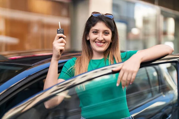 Νεαρή Ισπανόφωνη Γυναίκα Χαμογελά Σίγουρος Κρατώντας Κλειδί Του Νέου Αυτοκινήτου — Φωτογραφία Αρχείου