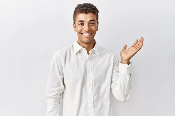 Jovem Hispânico Bonito Sobre Fundo Isolado Sorrindo Alegre Apresentando Apontando — Fotografia de Stock