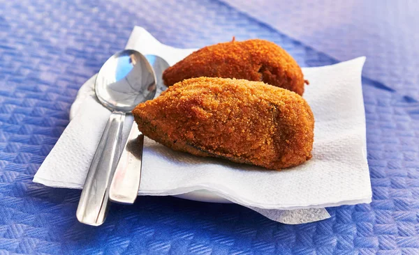 Twee Spaanse Kroketten Papieren Ondergrond — Stockfoto