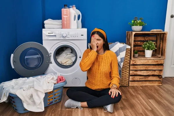 Ung Latinamerikansk Kvinna Gör Tvätt Gäspande Trött Täcker Halva Ansiktet — Stockfoto