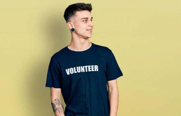 Jonge Blanke Jongen Met Oorverwijding Een Vrijwillig Shirt Kijkend Met — Stockfoto