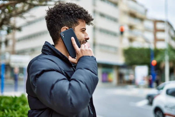 町の屋外で電話で話している若いアラブ人の男 — ストック写真