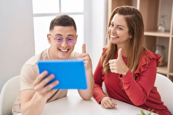 Mother Son Using Touchpad Device Smiling Happy Positive Thumb Doing — Stockfoto