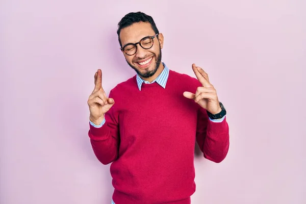 Hispanic Man Beard Wearing Business Shirt Glasses Gesturing Finger Crossed — Stock Photo, Image