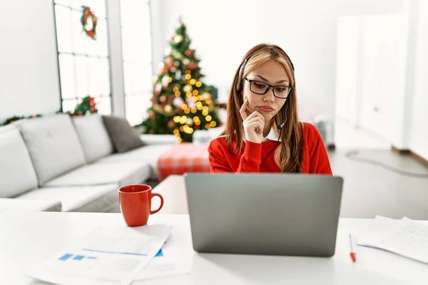 Young Caucasian Girl Sitting Table Working Using Laptop Christmas Tree — Stockfoto