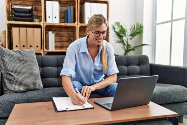 Genç sarışın kadın klinikte psikoloji dersi alıyor.