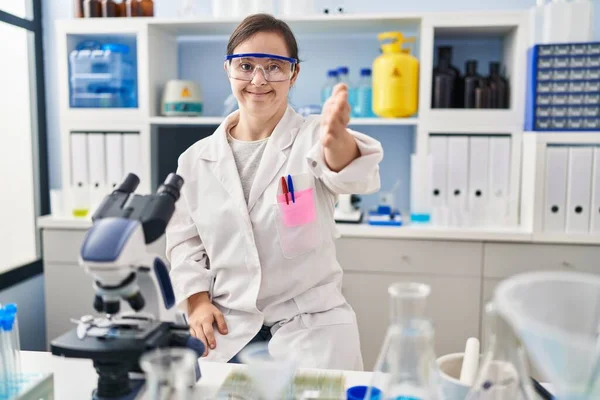 Menina Hispânica Com Síndrome Trabalhando Laboratório Cientista Sorrindo Alegre Oferecendo — Fotografia de Stock