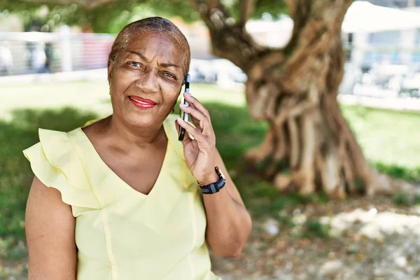 Mulher Americana Africana Sênior Conversando Smartphone Sentado Banco Parque — Fotografia de Stock