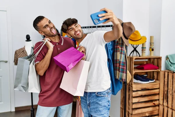 Két Spanyol Vásárló Kezében Bevásárlószatyrok Szelfi Okostelefon Ruhaboltban — Stock Fotó