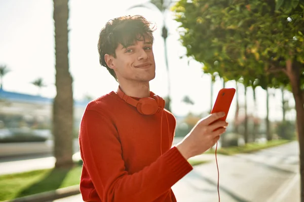 Jeune Homme Hispanique Souriant Heureux Utilisant Smartphone Écouteurs Ville — Photo