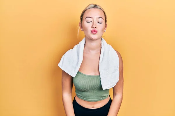 Young Blonde Girl Wearing Sportswear Towel Looking Camera Blowing Kiss — Stockfoto