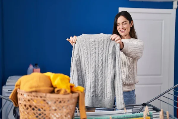 Çamaşır Odasında Çamaşır Ipine Asılmış Kendine Güvenen Genç Bir Kadın — Stok fotoğraf