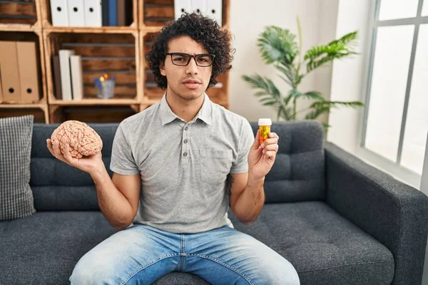 Spaanse Man Met Krullend Haar Die Werkt Aan Depressieve Pillen — Stockfoto