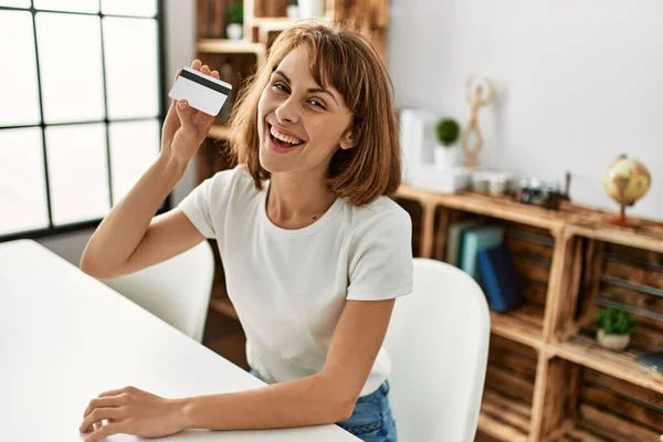 Young Caucasian Woman Holding Credit Card Sitting Table Home — ストック写真