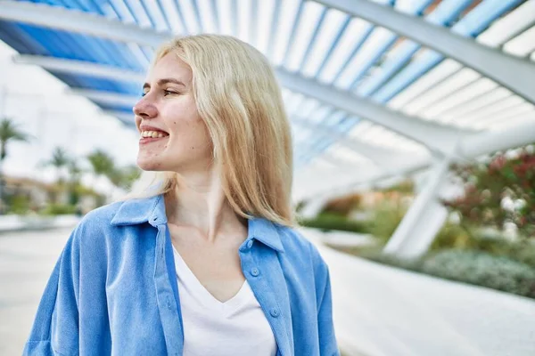 Mooie Blonde Jonge Vrouw Glimlachen Gelukkig Buiten Een Zonnige Dag — Stockfoto