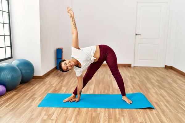 Joven Mujer Hispana Sonriendo Segura Entrenar Yoga Centro Deportivo — Foto de Stock