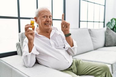 Hapları tutan kıdemli adam başarılı bir fikirle işaret ediyor. Heyecanlı ve mutlu. Bir numara.. 