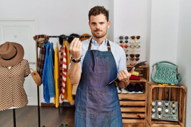 Perakende mağazasında müdür olarak çalışan yakışıklı genç adam İtalyan jesti yapıyor ve parmakları kendinden emin. 