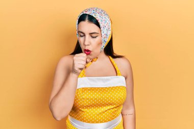 İğne takan genç İspanyol kadın kendini kötü hissediyor ve soğuk algınlığı veya bronşitin belirtisi olarak öksürüyor. sağlık hizmeti kavramı. 