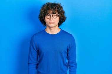 Rahat kıyafetler ve gözlük takan yakışıklı genç adam depresif ve endişeli, sinirli ve korkmuş. hüzünlü ifade. 