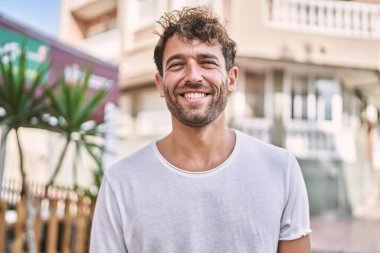 Sokakta yürürken kendine güvenen İspanyol bir adam.