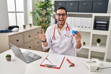 Sakallı, pamuklu sakallı genç İspanyol doktor zaferi mutlu bir gülümsemeyle ve ellerini kaldırarak kutluyor. 