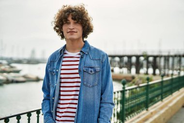 Limanda gülümseyen İspanyol genç adam.