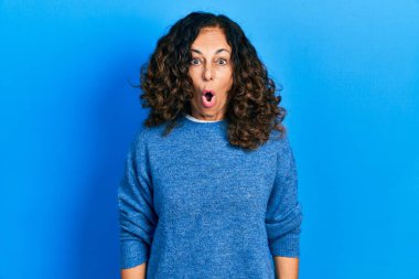 Orta yaşlı İspanyol kadın gündelik kıyafetler giyiyor. Şaşırtıcı bir ifade, korku ve heyecanlı bir yüz ifadesi var.. 