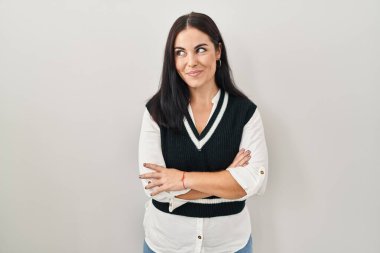 Soyutlanmış arka planda duran genç İspanyol kadın gülümseyip yan tarafa bakıyor ve düşünüyor.. 