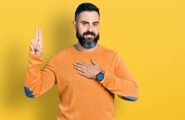 Sakallı, sıradan bir kazak giyen, elleri göğsünde, parmakları havada küfreden, sadakat yemini eden İspanyol bir adam. 