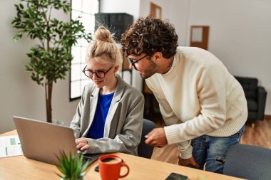 Ofiste çalışırken gülümseyen iki İspanyol iş adamı..