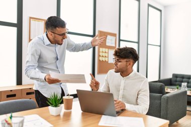 İki İspanyol iş adamı ofiste tartışıyor.