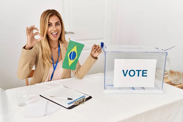 Блондинка Красивая Молодая Женщина Выборах Политической Кампании Держа Бразильский Флаг — стоковое фото