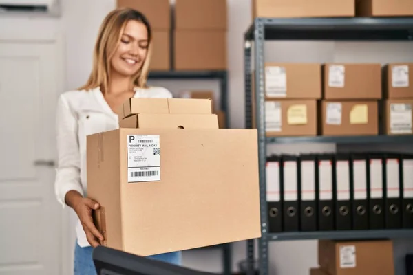 Young Hispanic Woman Ecommerce Business Worker Holding Packages Office — Φωτογραφία Αρχείου