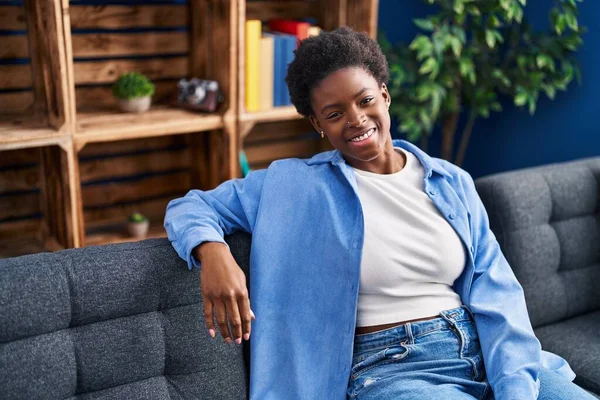 African American Woman Smiling Confident Sitting Sofa Home — ストック写真