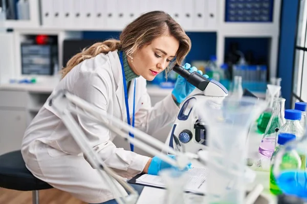 Jovem Cientista Usando Relatório Escrita Microscópio Laboratório — Fotografia de Stock