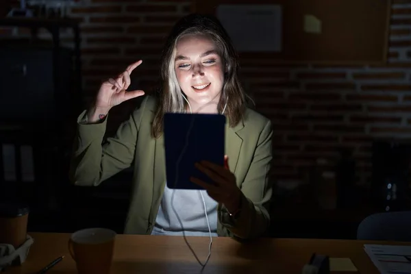 Blonde Caucasian Woman Working Office Night Smiling Confident Gesturing Hand —  Fotos de Stock