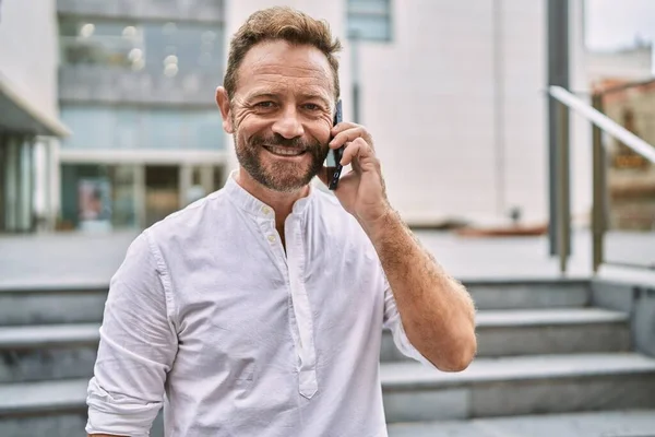 Middle Age Man Talking Phone City — Foto de Stock