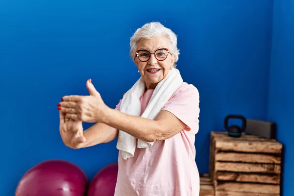 Ältere Grauhaarige Frau Sportbekleidung Lächelt Selbstbewusst Sportzentrum — Stockfoto