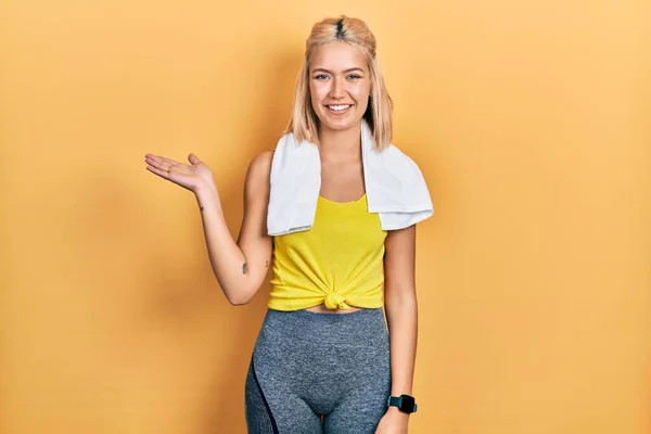 Schöne Blonde Sportlerin Trainingsoutfit Lächelt Fröhlich Und Zeigt Mit Der — Stockfoto