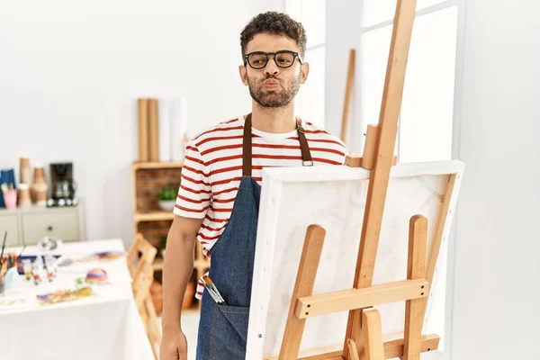 Sanat Stüdyosundaki Arap Genç Adam Komik Suratıyla Yanak Şişiriyor Havayla — Stok fotoğraf