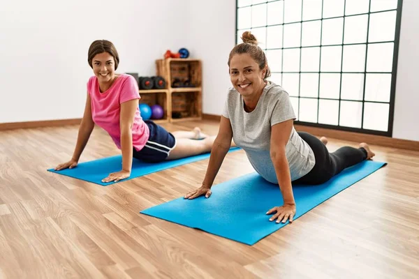 Madre Hija Sonriendo Confiadas Estirándose Centro Deportivo — Foto de Stock