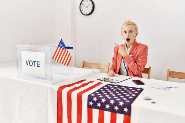 Beautiful Caucasian Woman Working Political Campaign Surprised Pointing Finger Side — Stockfoto