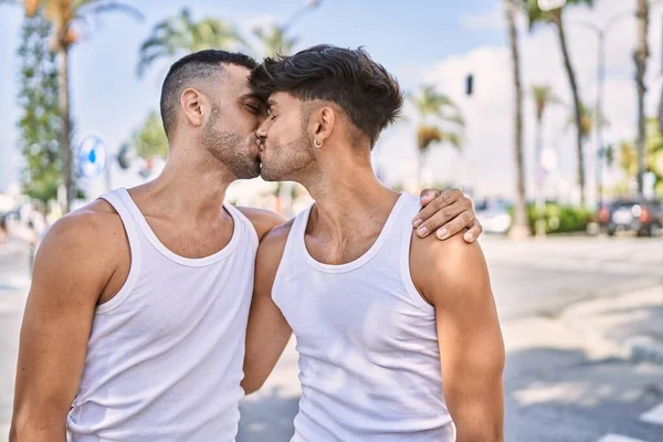 Νέοι Ισπανοί Φιλιούνται Και Αγκαλιάζονται Στην Πόλη — Φωτογραφία Αρχείου