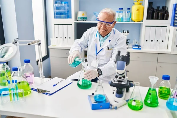 Senior Man Wearing Scientist Uniform Pouring Liquid Laboratory — ストック写真
